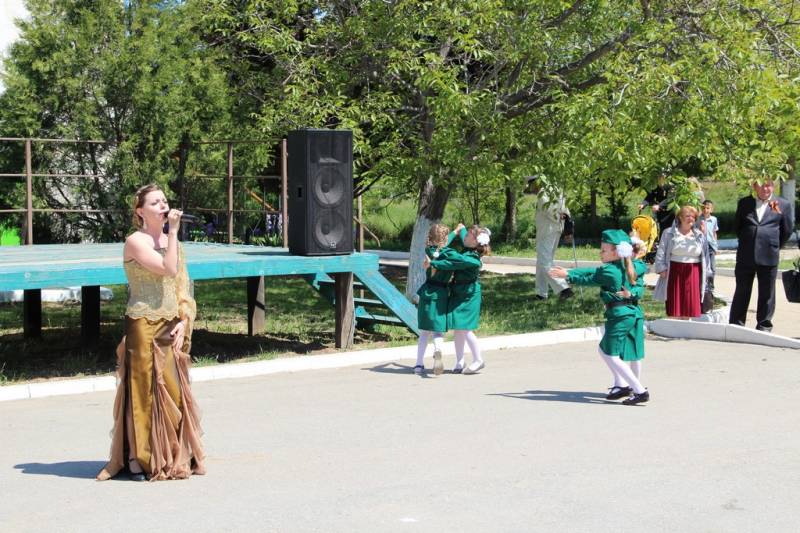 torzhestvennaya_chastj_prohozhdenie_lichnogo_sostava_garnizona_koncert_09_05_2016_77_web_77